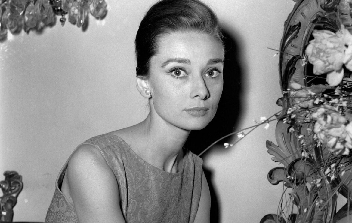 Aν θέλετε την απόχρωση του κραγιόν που φορούσε η Audrey Hepburn στην ταινία «Breakfast at Tiffany’s» πλέον κυκλοφορεί