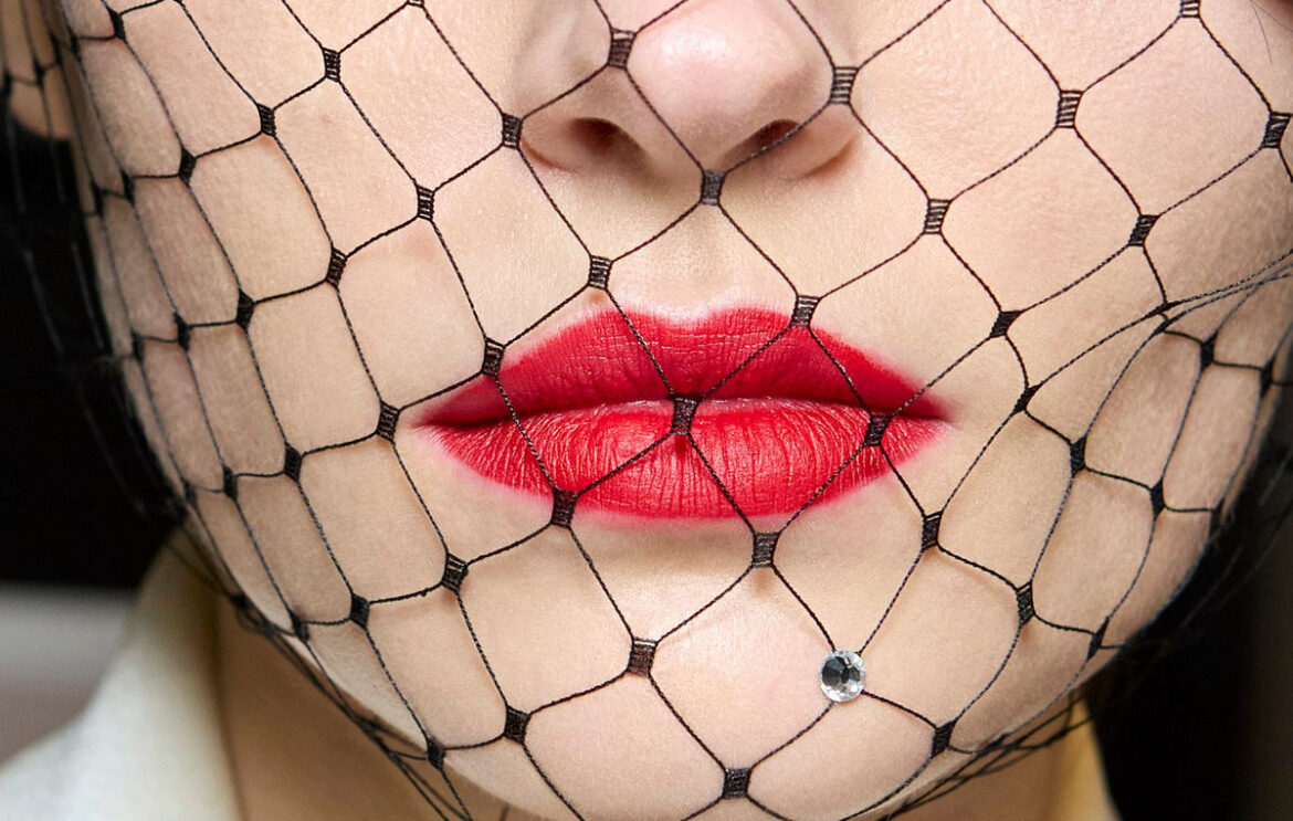 Bρήκαμε ένα υπέροχο κόκκινο gloss για να φορέσετε στο Valentine’s ή το Galentine’s ραντεβού σας