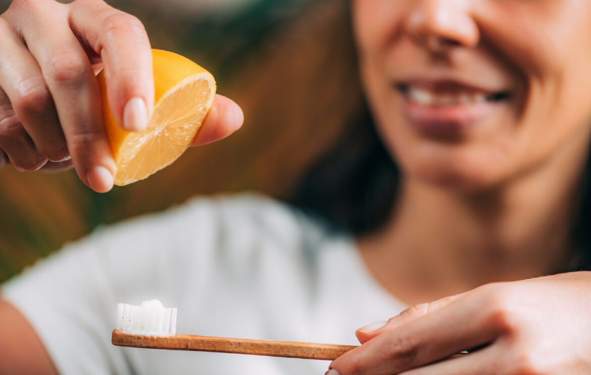 Φυσικές λύσεις για λευκά δόντια στο σπίτι – Τι δουλεύει και τι όχι, σύμφωνα με την επιστήμη