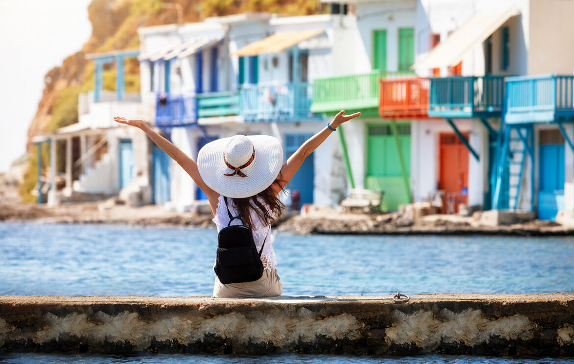 Ανάκαμψη ρεκόρ για τον τουρισμό στην Ελλάδα το 2025 – Τι φοβούνται οι ξενοδόχοι