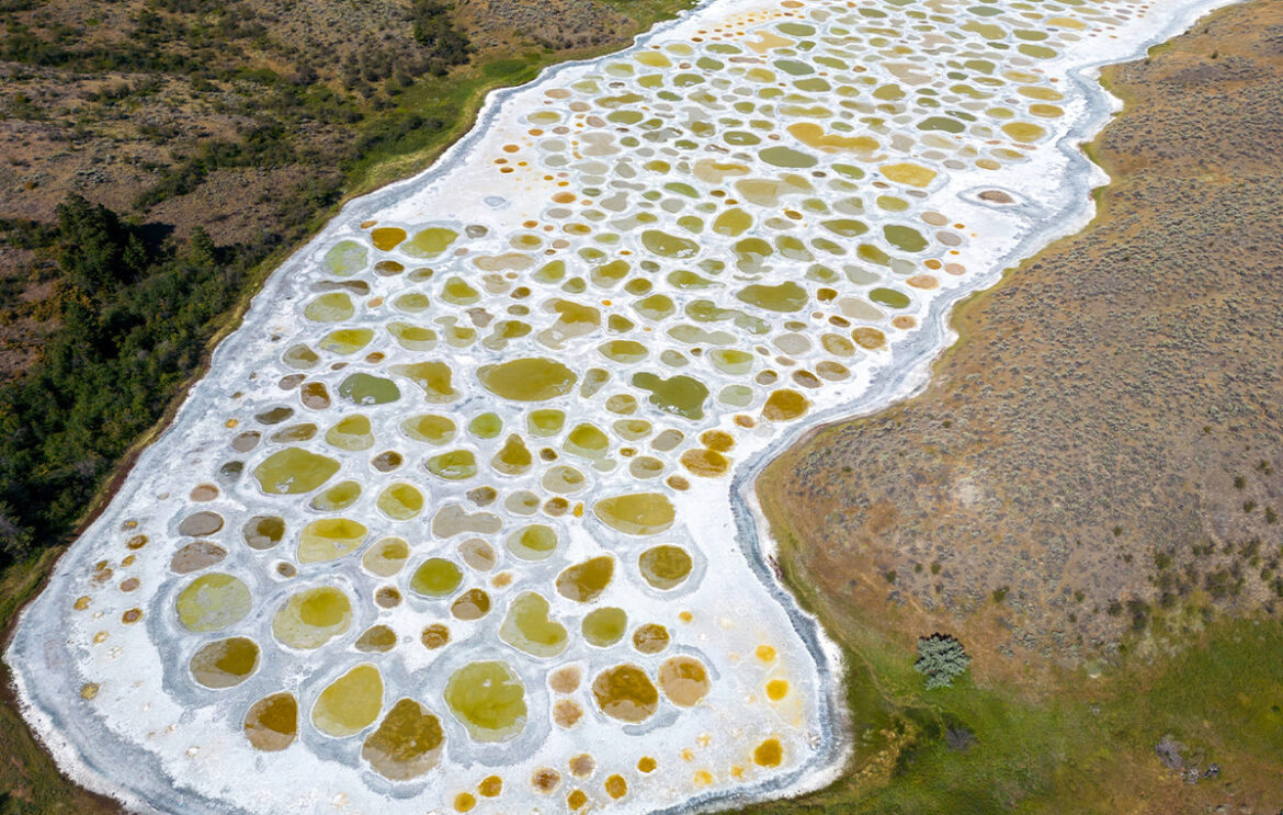 Η λίμνη με τις κηλίδες στον Καναδά που αλλάζει μορφή κάθε καλοκαίρι