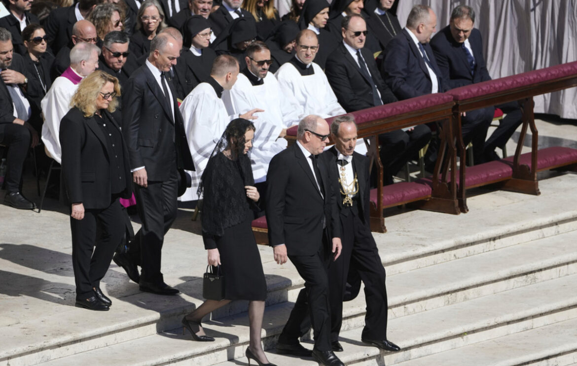 Οι βασιλικές οικογένειες που βρέθηκαν στο «ύστατο χαίρε» στον Πάπα Φραγκίσκο – Δείτε φωτογραφίες