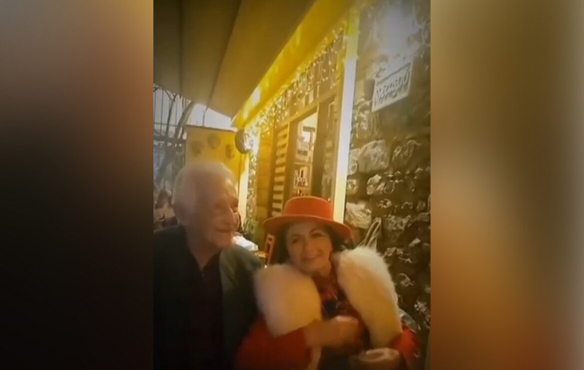 Βραδινή έξοδος για τη Ζωζώ Σαπουντζάκη με τον σύντροφό της, Πύρρο Αναγνωστόπουλο, για την ονομαστική της εορτή